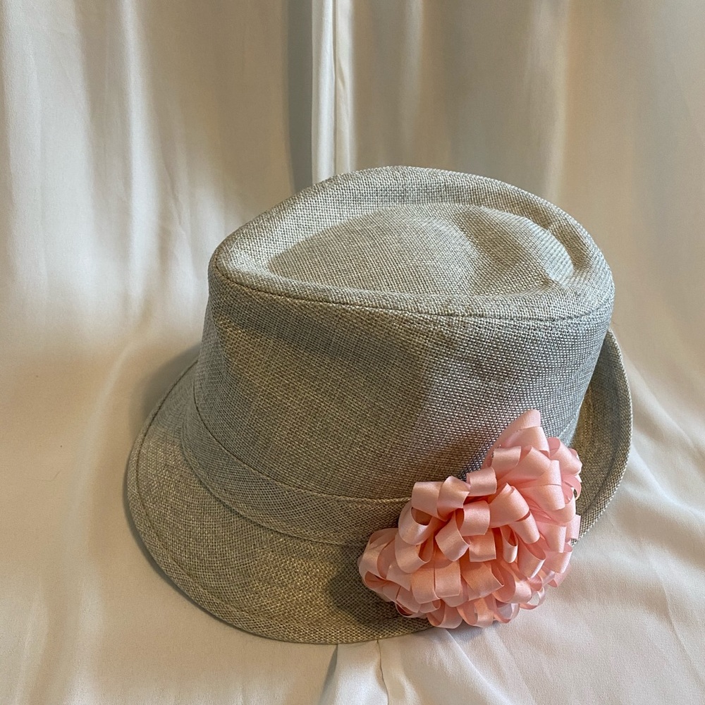 Women’s gray hat